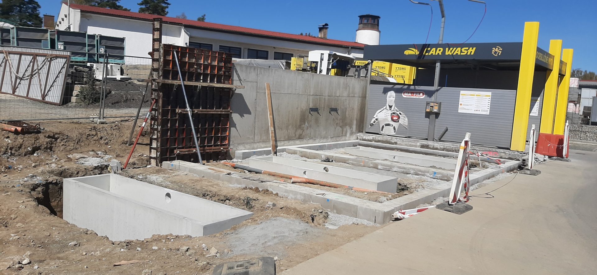 Výstavba mycího centra – montáž betonových panelů