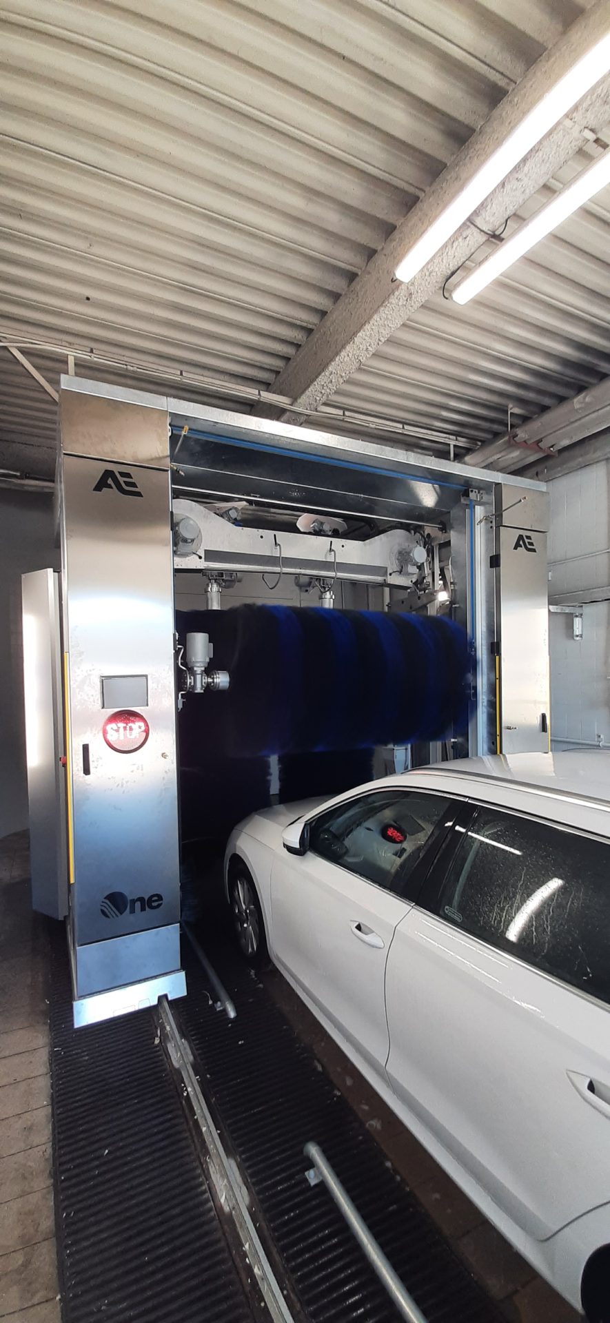 Portálová mycí linka ONE.25 v hale autocentra