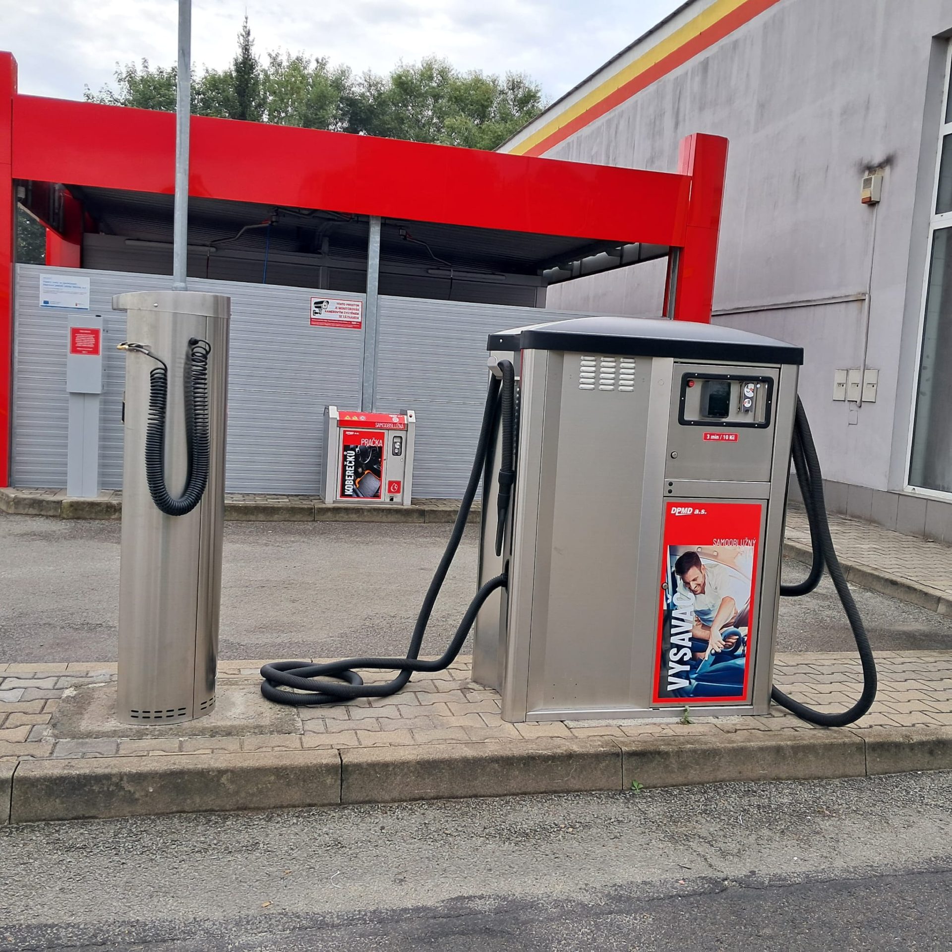 Sloupkové ovládací panely mycích boxů
